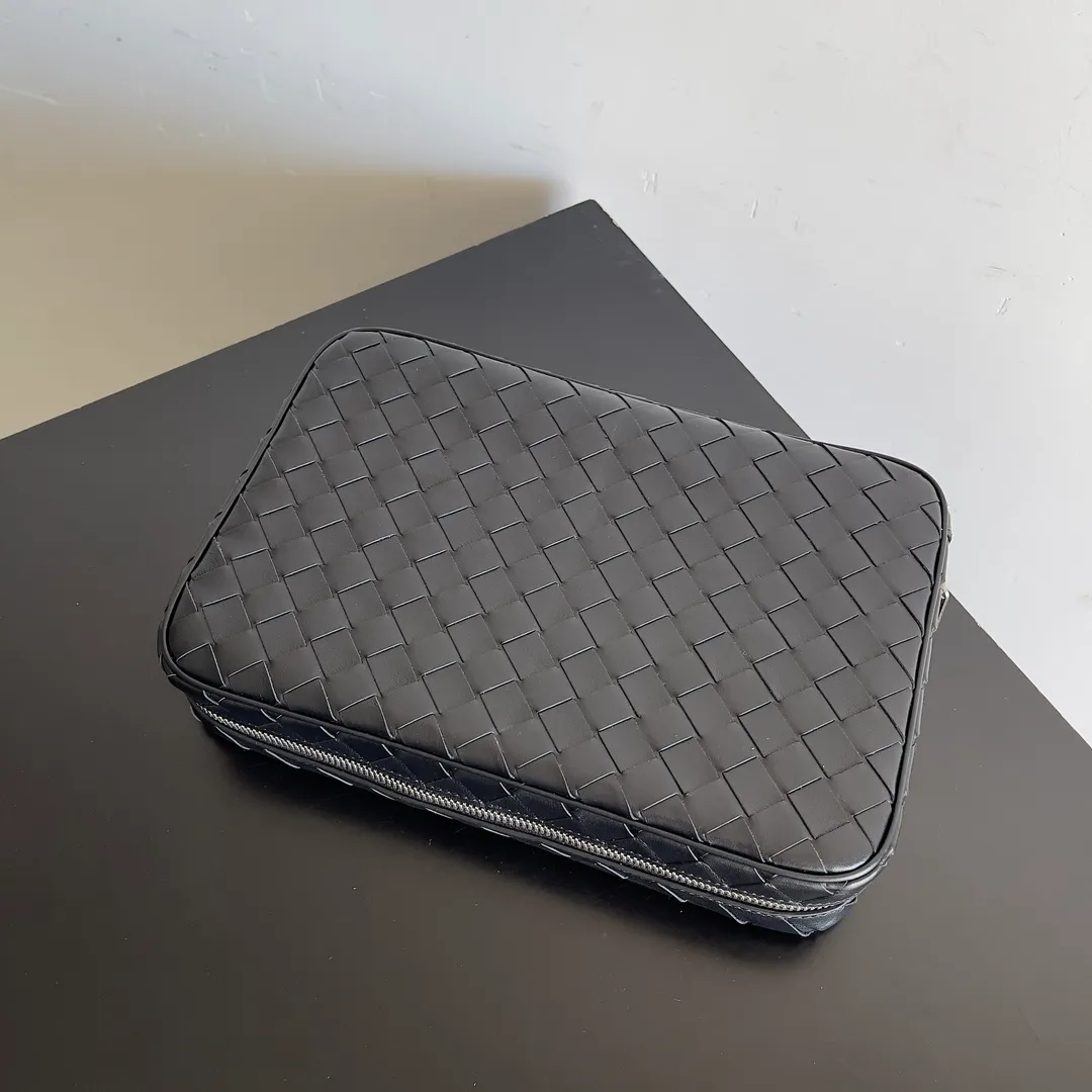 Batch 1720 BV's new men's cowhide woven handbag Storage bag Ding dong🔔, I don't need to say more about how popular this men's handbag is. The large capacity meets the storage needs to the greatest extent, and the simple and elegant appearance highlights fashion and charm. Style number: 765804 Size: 26*17*5cm